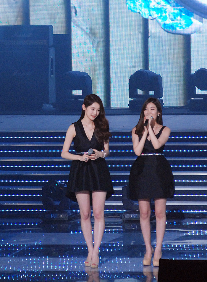 Hai cô gái của Davichi cùng hát ca khúc “Hoang mang” bằng tiếng Việt khá chuẩn với Hồ Quỳnh Hương.