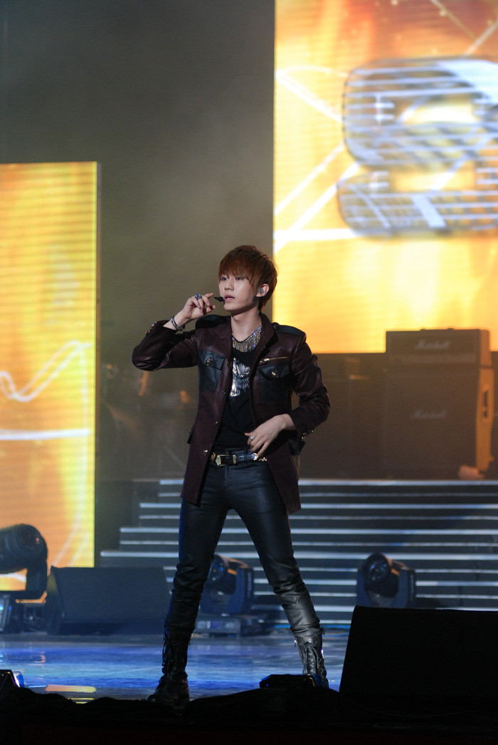 Các thành viên ban nhạc BEAST đã mở màn với các ca khúc quen thuộc Fiction và Shock.