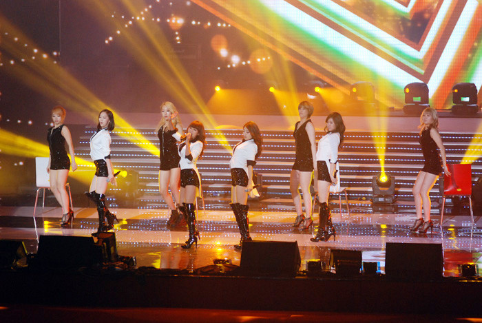 Nhóm nhạc Sistar tinh nghịch trong bộ vest trắng nhưng kèm quần sooc ngắn và giày cao xinh đẹp, sexy và gợi cảm. với các ca khúc “How dare you, Ma Boy, So Cool”.