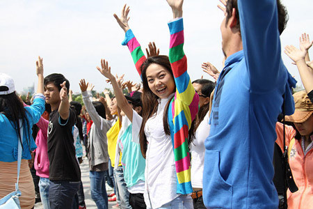 Hãy cùng xem Minh Hằng và Huy Khánh nhảy flash mob trong phim “Lệ phí tình yêu”. Xem thêm: Bước nhảy hoàn vũ: Minh Hằng, 90% và 'quy luật' không lặp lại / Bước nhảy Hoàn vũ: 5 mỹ nhân so vẻ gợi cảm / Nam Thành bế bổng nữ vũ công nước ngoài / Bước nhảy Hoàn vũ 2012 công bố hình ảnh 10 cặp thí sinh Hãy cùng xem Minh Hằng và Huy Khánh nhảy flash mob trong phim “Lệ phí tình yêu”. Xem thêm: Bước nhảy hoàn vũ: Minh Hằng, 90% và 'quy luật' không lặp lại / Bước nhảy Hoàn vũ: 5 mỹ nhân so vẻ gợi cảm / Nam Thành bế bổng nữ vũ công nước ngoài / Bước nhảy Hoàn vũ 2012 công bố hình ảnh 10 cặp thí sinh