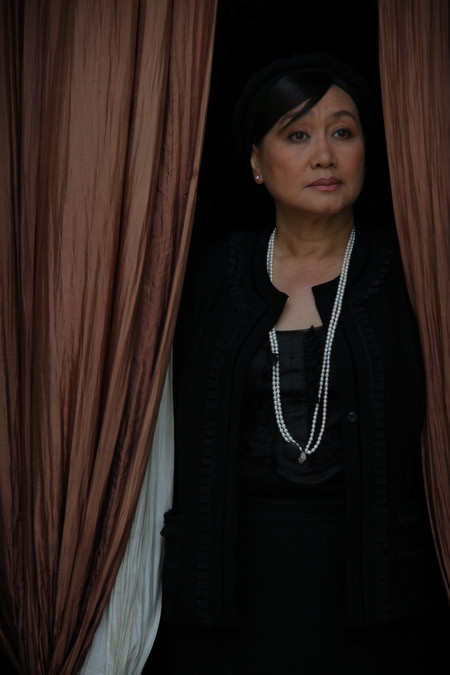 Chương cuối cùng, Thời gian, là phim ngắn nặng nề nhất, day dứt nhất trong Ngọc viễn đông với diễn xuất của Kiều Chinh - nữ diễn viên nổi tiếng của điện ảnh Việt Nam trước năm 1975. >>'Ngọc viễn đông' tái hiện vẻ đẹp đa sắc của phụ nữ Việt >>Trailer phim Ngọc Viễn Đông Chương cuối cùng, Thời gian, là phim ngắn nặng nề nhất, day dứt nhất trong Ngọc viễn đông với diễn xuất của Kiều Chinh - nữ diễn viên nổi tiếng của điện ảnh Việt Nam trước năm 1975. >>'Ngọc viễn đông' tái hiện vẻ đẹp đa sắc của phụ nữ Việt >>Trailer phim Ngọc Viễn Đông