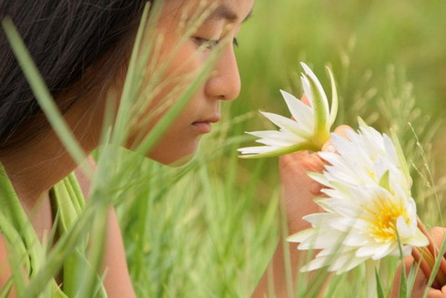 Bối cảnh của chương đầu tiên, "Thơ", được đặt tại vùng non nước miền Tây Nam Bộ. >>'Ngọc viễn đông' tái hiện vẻ đẹp đa sắc của phụ nữ Việt >>Trailer phim Ngọc Viễn Đông Bối cảnh của chương đầu tiên, "Thơ", được đặt tại vùng non nước miền Tây Nam Bộ. >>'Ngọc viễn đông' tái hiện vẻ đẹp đa sắc của phụ nữ Việt >>Trailer phim Ngọc Viễn Đông