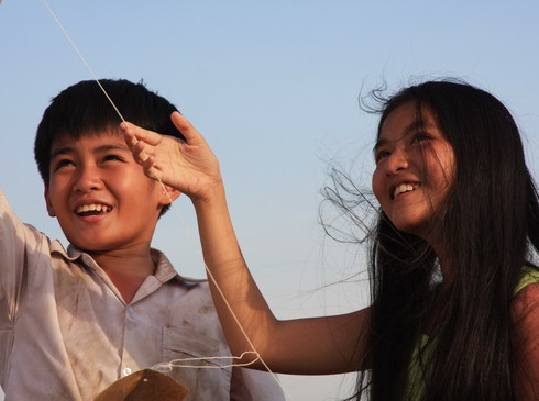 Chương thứ nhất - Thơ - là câu chuyện về mối quan hệ giữa Thơ, một tiểu thư "nhí", và Lân, một cậu bé nông dân. Hai diễn viên Phương Quỳnh và Huy Hoàng thủ vai Thơ và Lân. >>'Ngọc viễn đông' tái hiện vẻ đẹp đa sắc của phụ nữ Việt >>Trailer phim Ngọc Viễn Đông Chương thứ nhất - Thơ - là câu chuyện về mối quan hệ giữa Thơ, một tiểu thư "nhí", và Lân, một cậu bé nông dân. Hai diễn viên Phương Quỳnh và Huy Hoàng thủ vai Thơ và Lân. >>'Ngọc viễn đông' tái hiện vẻ đẹp đa sắc của phụ nữ Việt >>Trailer phim Ngọc Viễn Đông