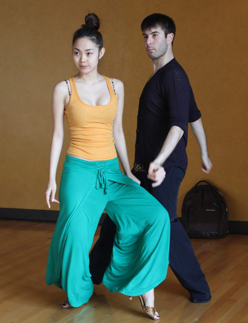 Với sở trường là thường xuyên trình diễn vũ đạo như vậy, nhưng tại mùa giải năm nay khi chính thức là thí sinh, Minh Hằng vẫn đang luyện tập chăm chỉ. Xem thêm: Bước nhảy hoàn vũ: Minh Hằng, 90% và 'quy luật' không lặp lại / Bước nhảy Hoàn vũ: 5 mỹ nhân so vẻ gợi cảm / Nam Thành bế bổng nữ vũ công nước ngoài / Bước nhảy Hoàn vũ 2012 công bố hình ảnh 10 cặp thí sinh Với sở trường là thường xuyên trình diễn vũ đạo như vậy, nhưng tại mùa giải năm nay khi chính thức là thí sinh, Minh Hằng vẫn đang luyện tập chăm chỉ. Xem thêm: Bước nhảy hoàn vũ: Minh Hằng, 90% và 'quy luật' không lặp lại / Bước nhảy Hoàn vũ: 5 mỹ nhân so vẻ gợi cảm / Nam Thành bế bổng nữ vũ công nước ngoài / Bước nhảy Hoàn vũ 2012 công bố hình ảnh 10 cặp thí sinh