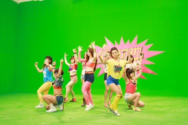 Bản hit “beautiful girl” của Minh Hằng được xây dựng theo hình ảnh và vũ đạo giống với các nhóm nhạc của Kpop. Xem thêm: Bước nhảy hoàn vũ: Minh Hằng, 90% và 'quy luật' không lặp lại / Bước nhảy Hoàn vũ: 5 mỹ nhân so vẻ gợi cảm / Nam Thành bế bổng nữ vũ công nước ngoài / Bước nhảy Hoàn vũ 2012 công bố hình ảnh 10 cặp thí sinh