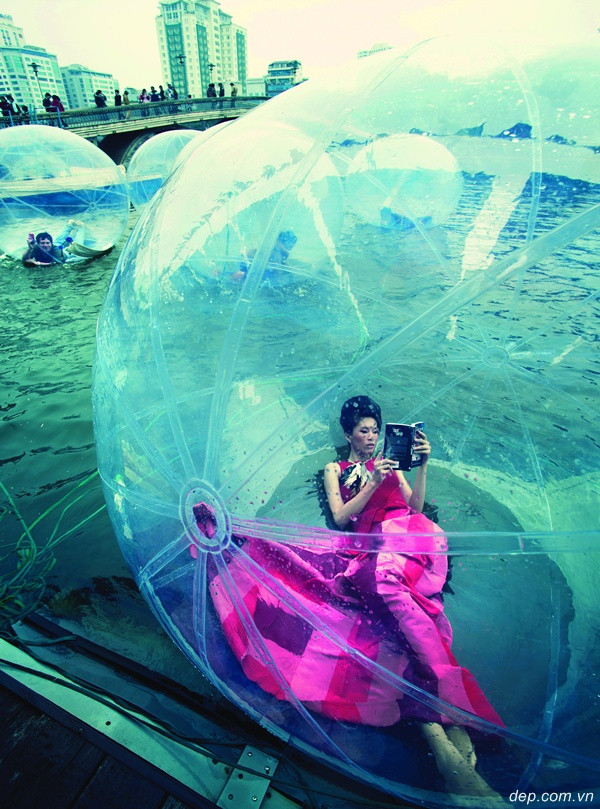 Hà Đăng từng lọt vào top 15 cuộc thi Elite Model Look danh tiếng của nước Ý năm 2010 và từng xuất hiện trên sàn diễn thời trang của đất nước hình chiếc ủng,