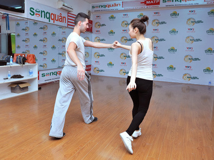 Minh Hằng tham gia Bước nhảy Hoàn vũ 2011 chỉ với tư cách khách mời, nhưng khi đó cô cũng đã rất tích cực tập luyện. Xem thêm: Bước nhảy hoàn vũ: Minh Hằng, 90% và 'quy luật' không lặp lại / Bước nhảy Hoàn vũ: 5 mỹ nhân so vẻ gợi cảm / Nam Thành bế bổng nữ vũ công nước ngoài / Bước nhảy Hoàn vũ 2012 công bố hình ảnh 10 cặp thí sinh Minh Hằng tham gia Bước nhảy Hoàn vũ 2011 chỉ với tư cách khách mời, nhưng khi đó cô cũng đã rất tích cực tập luyện. Xem thêm: Bước nhảy hoàn vũ: Minh Hằng, 90% và 'quy luật' không lặp lại / Bước nhảy Hoàn vũ: 5 mỹ nhân so vẻ gợi cảm / Nam Thành bế bổng nữ vũ công nước ngoài / Bước nhảy Hoàn vũ 2012 công bố hình ảnh 10 cặp thí sinh