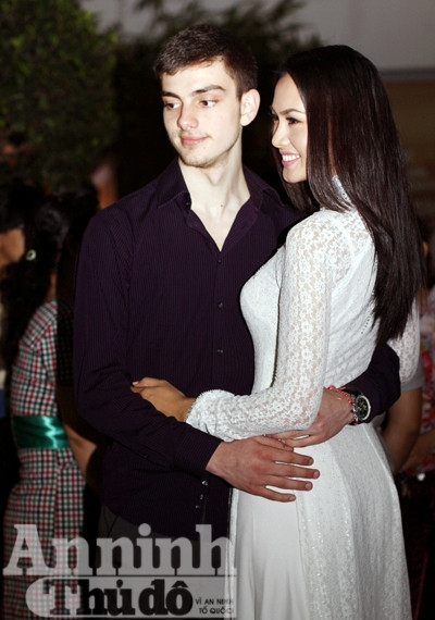 Thân thiết, tình cảm trước đông người. Nhận định: Anh Thư: Thứ mà cả Minh Hằng, Vân Trang, Hoàng My đều không có Múa công, múa cột tạo thế cho Hoàng My ở Bước nhảy Hoàn vũ Cao 1m75 ‘cộng’ ngôi Á hậu, Hoàng My sẽ làm nên chuyện tại BNHV? Ẩn số thú vị nhất Bước nhảy Hoàn vũ 2012: Vân Trang! Vì sao Minh Hằng 90% thắng - hãy 'hỏi' đường cong của cô ấy! Bước nhảy hoàn vũ: Minh Hằng, 90% và 'quy luật' không lặp lại Thân thiết, tình cảm trước đông người. Nhận định: Anh Thư: Thứ mà cả Minh Hằng, Vân Trang, Hoàng My đều không có Múa công, múa cột tạo thế cho Hoàng My ở Bước nhảy Hoàn vũ Cao 1m75 ‘cộng’ ngôi Á hậu, Hoàng My sẽ làm nên chuyện tại BNHV? Ẩn số thú vị nhất Bước nhảy Hoàn vũ 2012: Vân Trang! Vì sao Minh Hằng 90% thắng - hãy 'hỏi' đường cong của cô ấy! Bước nhảy hoàn vũ: Minh Hằng, 90% và 'quy luật' không lặp lại