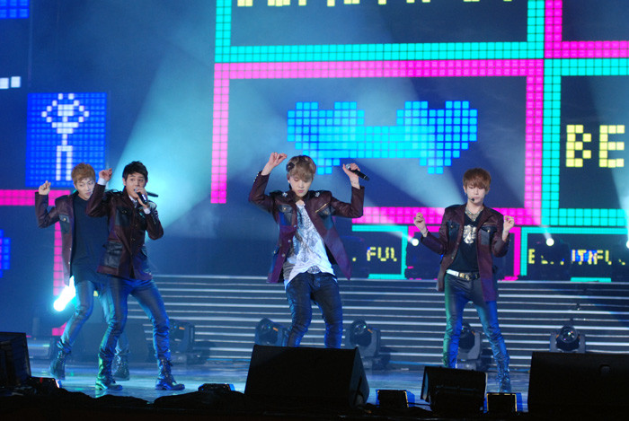 Các thành viên ban nhạc BEAST đã mở màn với các ca khúc quen thuộc Fiction và Shock.