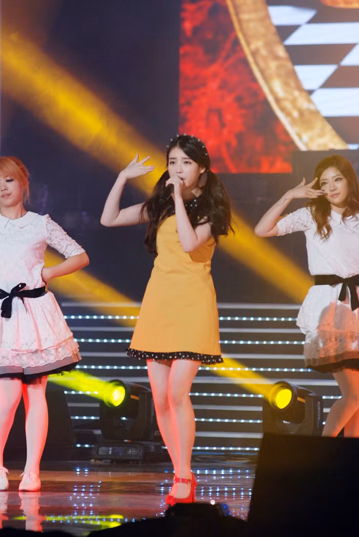 Ca sĩ IU xinh đẹp, duyên dáng hát cùng các động tác vũ đạo. Với 3 ca khúc: Good Day, Marshmellow và U&I.