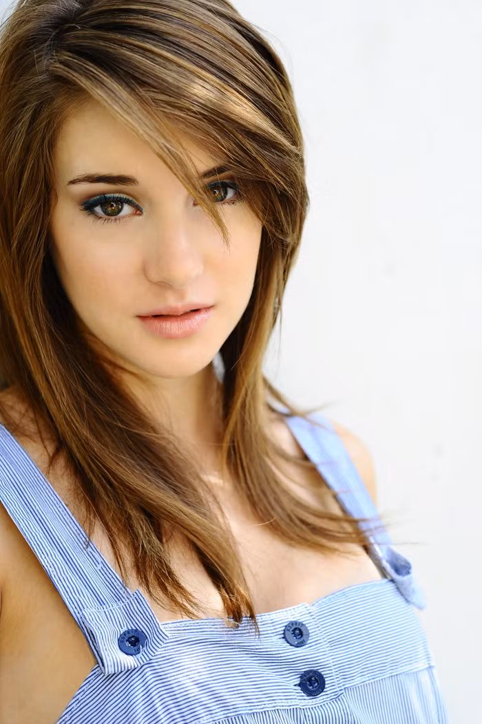 Shailene Diann Woodley (sinh ngày 15/11/1991) được biết đến với vai Amy Juergens series The Secret Life of the American Teenager trên ABC Family và đóng với sự tham gia cùng George Clooney trong bộ phim The Descendants năm 2011 giành được một giải thưởng Independent Spirit và được đề cử Quả cầu vàng.