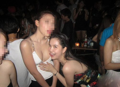 Bắt đầu là bức ảnh 2 cô gái trong scandal bị cho là "ảnh thác loạn" cách đây gần 1 năm, sau đó họ rất hay xuất hiện cùng nhau. Bắt đầu là bức ảnh 2 cô gái trong scandal bị cho là "ảnh thác loạn" cách đây gần 1 năm, sau đó họ rất hay xuất hiện cùng nhau.