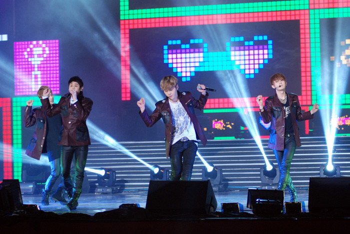 Các thành viên ban nhạc BEAST đã mở màn với các ca khúc quen thuộc Fiction và Shock.