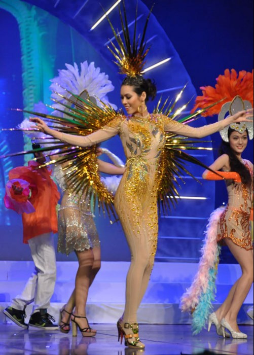 Á hậu Việt Nam 2010 hóa thân thành nữ thần nhảy múa trong trang phục màu vàng rực rỡ, ôm sát thân người. Bài bình luận đã đăng: Cao 1m75 ‘cộng’ ngôi Á hậu, Hoàng My sẽ làm nên chuyện tại BNHV? Ẩn số thú vị nhất Bước nhảy Hoàn vũ 2012: Vân Trang! Ngắm đôi chân "nuột nà" sẽ tạo nên ẩn số Vân Trang tại BNHV Vì sao Minh Hằng 90% thắng - hãy 'hỏi' đường cong của cô ấy! Bước nhảy hoàn vũ: Minh Hằng, 90% và 'quy luật' không lặp lại