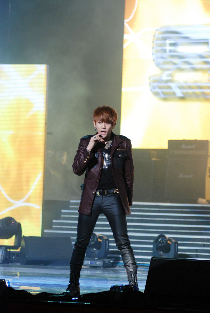 Các thành viên ban nhạc BEAST đã mở màn với các ca khúc quen thuộc Fiction và Shock.