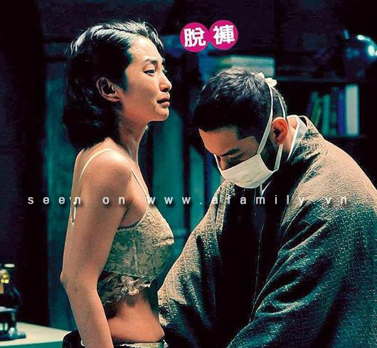 Lý Băng Băng chia sẻ: “Khi bàn tay nhan vật của Huỳnh Hiểu Minh chạm vào nút cúc trên chiếc sườn xám của tôi, nước mắt tôi bỗng dưng trào ra, toàn thân nổi hết da gà.Khi nhìn thấy Hiểu Minh tiếp tục cởi bỏ y phục của mình và sắp phải đứng trước nhiều người như vậy trong tình cảnh không một mảnh vài che thân, tôi bỗng cảm thấy mình như sắp sụp đổ, chẳng nghĩ ngợi được gì nữa, vừa khóc vừa la lên. Lúc đó ở hiện trường cũng đã chuẩn bị diễn viên đóng thế, nhưng cuối cùng thì cũng không cần dùng đến”. Lý Băng Băng chia sẻ: “Khi bàn tay nhan vật của Huỳnh Hiểu Minh chạm vào nút cúc trên chiếc sườn xám của tôi, nước mắt tôi bỗng dưng trào ra, toàn thân nổi hết da gà.Khi nhìn thấy Hiểu Minh tiếp tục cởi bỏ y phục của mình và sắp phải đứng trước nhiều người như vậy trong tình cảnh không một mảnh vài che thân, tôi bỗng cảm thấy mình như sắp sụp đổ, chẳng nghĩ ngợi được gì nữa, vừa khóc vừa la lên. Lúc đó ở hiện trường cũng đã chuẩn bị diễn viên đóng thế, nhưng cuối cùng thì cũng không cần dùng đến”.