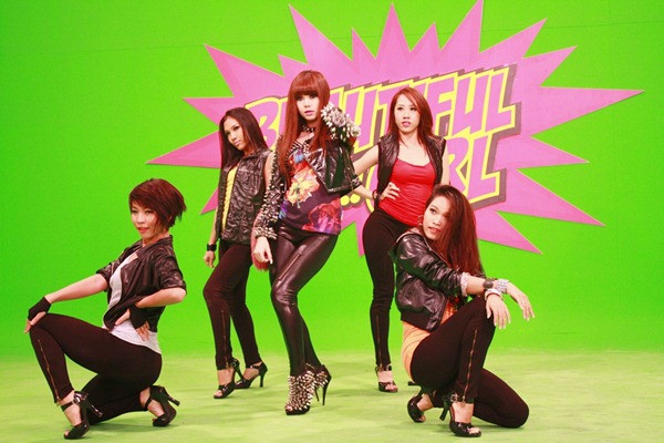 Bản hit “beautiful girl” của Minh Hằng được xây dựng theo hình ảnh và vũ đạo giống với các nhóm nhạc của Kpop. Xem thêm: Bước nhảy hoàn vũ: Minh Hằng, 90% và 'quy luật' không lặp lại / Bước nhảy Hoàn vũ: 5 mỹ nhân so vẻ gợi cảm / Nam Thành bế bổng nữ vũ công nước ngoài / Bước nhảy Hoàn vũ 2012 công bố hình ảnh 10 cặp thí sinh Bản hit “beautiful girl” của Minh Hằng được xây dựng theo hình ảnh và vũ đạo giống với các nhóm nhạc của Kpop. Xem thêm: Bước nhảy hoàn vũ: Minh Hằng, 90% và 'quy luật' không lặp lại / Bước nhảy Hoàn vũ: 5 mỹ nhân so vẻ gợi cảm / Nam Thành bế bổng nữ vũ công nước ngoài / Bước nhảy Hoàn vũ 2012 công bố hình ảnh 10 cặp thí sinh