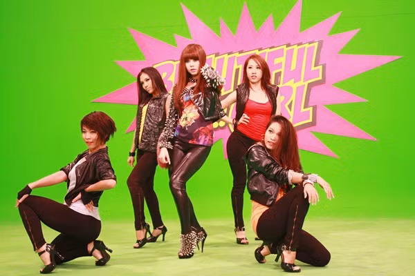 Bản hit “beautiful girl” của Minh Hằng được xây dựng theo hình ảnh và vũ đạo giống với các nhóm nhạc của Kpop. Xem thêm: Bước nhảy hoàn vũ: Minh Hằng, 90% và 'quy luật' không lặp lại / Bước nhảy Hoàn vũ: 5 mỹ nhân so vẻ gợi cảm / Nam Thành bế bổng nữ vũ công nước ngoài / Bước nhảy Hoàn vũ 2012 công bố hình ảnh 10 cặp thí sinh