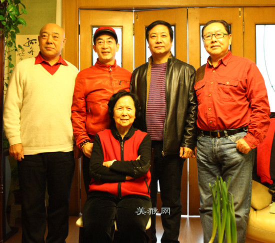 Lưu Đại Cương, Lục Tiểu Linh Đồng, Uông Việt, Mã Đức Hoa (hàng đứng) chúc Tết đạo diễn Dương