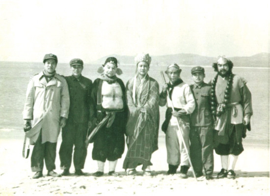 Đạo diễn Dương Khiết, quay phim Dương Sùng Thu, các diễn viên chính (Đường Tăng – Uông Việt) chụp ảnh giao lưu, ảnh chụp năm 1982 khi phim mới khởi quay.