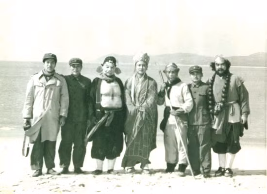 Đạo diễn Dương Khiết, quay phim Dương Sùng Thu, các diễn viên chính (Đường Tăng – Uông Việt) chụp ảnh giao lưu, ảnh chụp năm 1982 khi phim mới khởi quay.