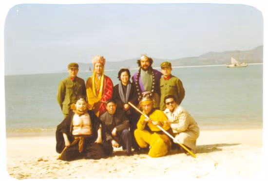 Đạo diễn Dương Khiết, quay phim Dương Sùng Thu, các diễn viên chính (Đường Tăng – Uông Việt) chụp ảnh giao lưu, ảnh chụp năm 1982 khi phim mới khởi quay.