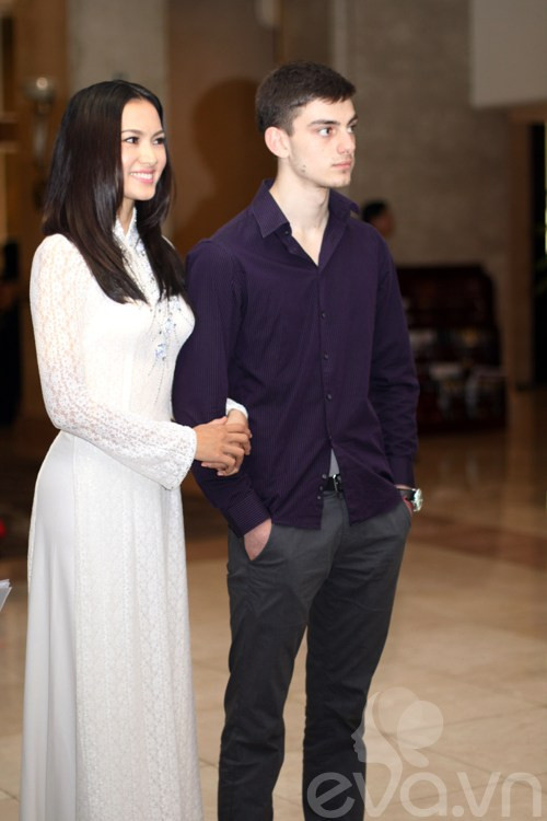 Anh Thư sánh vai cùng Teodor trong buổi triễn lãm Áo dài - Hương sắc Việt. Nhận định: Anh Thư: Thứ mà cả Minh Hằng, Vân Trang, Hoàng My đều không có Múa công, múa cột tạo thế cho Hoàng My ở Bước nhảy Hoàn vũ Cao 1m75 ‘cộng’ ngôi Á hậu, Hoàng My sẽ làm nên chuyện tại BNHV? Ẩn số thú vị nhất Bước nhảy Hoàn vũ 2012: Vân Trang! Vì sao Minh Hằng 90% thắng - hãy 'hỏi' đường cong của cô ấy! Bước nhảy hoàn vũ: Minh Hằng, 90% và 'quy luật' không lặp lại Anh Thư sánh vai cùng Teodor trong buổi triễn lãm Áo dài - Hương sắc Việt. Nhận định: Anh Thư: Thứ mà cả Minh Hằng, Vân Trang, Hoàng My đều không có Múa công, múa cột tạo thế cho Hoàng My ở Bước nhảy Hoàn vũ Cao 1m75 ‘cộng’ ngôi Á hậu, Hoàng My sẽ làm nên chuyện tại BNHV? Ẩn số thú vị nhất Bước nhảy Hoàn vũ 2012: Vân Trang! Vì sao Minh Hằng 90% thắng - hãy 'hỏi' đường cong của cô ấy! Bước nhảy hoàn vũ: Minh Hằng, 90% và 'quy luật' không lặp lại