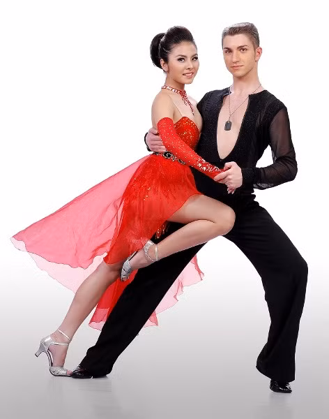 Vân Trang trẻ nhất trong 10 nghệ sĩ tham gia Bước nhảy Hoàn vũ 2012, nhưng bạn nhảy của cô còn trẻ hơn.