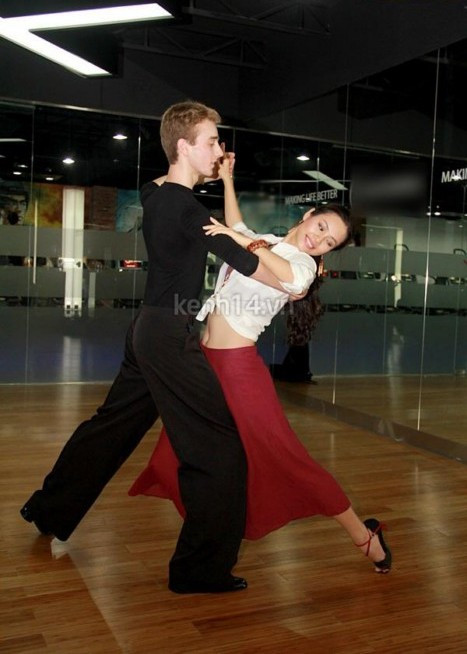 Bạn nhảy của Hoàng My trong cuộc thi là Hristo và thấy hướng dẫn là Alex – bạn nhảy của Thanh Thúy trong mùa giải trước. Bài bình luận đã đăng: Cao 1m75 ‘cộng’ ngôi Á hậu, Hoàng My sẽ làm nên chuyện tại BNHV? Ẩn số thú vị nhất Bước nhảy Hoàn vũ 2012: Vân Trang! Ngắm đôi chân "nuột nà" sẽ tạo nên ẩn số Vân Trang tại BNHV Vì sao Minh Hằng 90% thắng - hãy 'hỏi' đường cong của cô ấy! Bước nhảy hoàn vũ: Minh Hằng, 90% và 'quy luật' không lặp lại