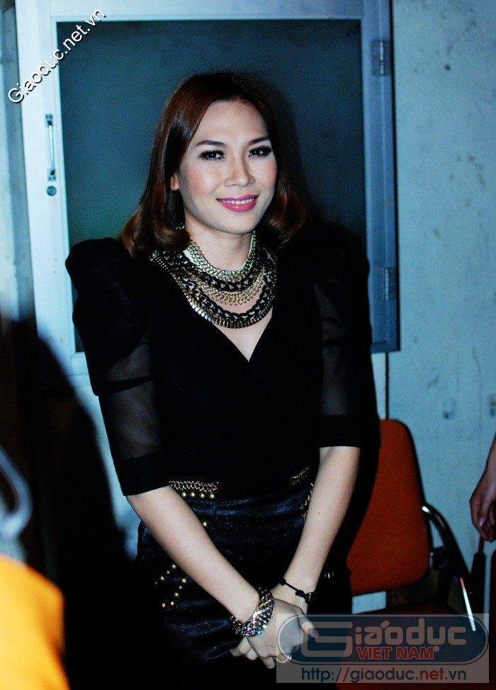 "Họa mi tóc nâu" Mỹ Tâm diện một bộ trang phục đen phong cách khá bí hiểm... "Họa mi tóc nâu" Mỹ Tâm diện một bộ trang phục đen phong cách khá bí hiểm...