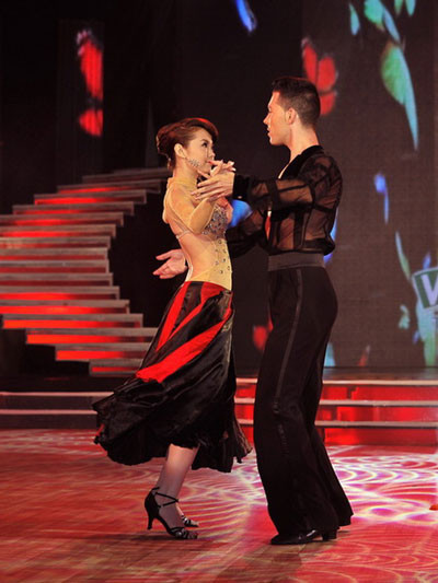 Minh Hằng để lại ấn tượng ngay từ lần tham dự Bước nhảy Hoàn vũ 2011 với tư cách khách mời. >> Bước nhảy Hoàn vũ: 5 mỹ nhân so vẻ gợi cảm >> Bước nhảy Hoàn vũ 2012 công bố hình ảnh 10 cặp thí sinh >> Nam Thành bế bổng nữ vũ công nước ngoài