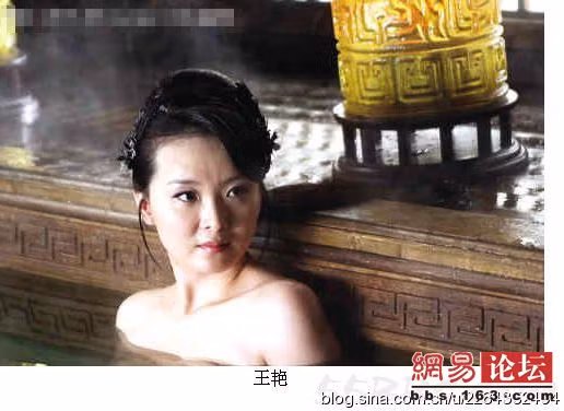 Trong bộ phim võ hiệp cổ trang “Lưu Tinh Hồ Điệp Kiếm”, nữ diễn viên chính Vương Diễm đã rất “chơi trội”. Được biết, trong bộ phim mới này, Vương Diễm đã thay đổi hình ảnh dịu dàng của mình, đột phá với cảnh tắm bán nude, sự táo bạo này khiến nhiều người phải kinh ngạc. Vương Diễm còn thẳng thắn cho biết: “Nếu là yêu cầu kịch bản thì tôi có thể chấp nhận. Hơn nữa, cảnh quay đó chưa phải là quá lộ liễu, tôi hoàn toàn không thấy có vấn đề gì. Tôi nghĩ rằng, đây cũng là tố chất cần có của một diễn viên chuyên nghiệp”.