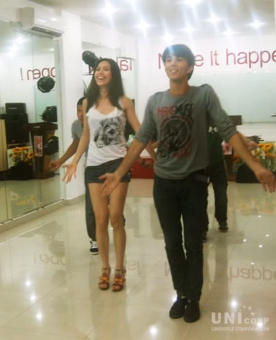 Nhưng rồi bất ngờ Hoàng My trở thành đại diện chính thức của Việt Nam tham gia cuộc thi Hoa hậu hoàn vũ 2011. Vẻ đẹp khỏe khoắn, trẻ trung, rạng rỡ của Hoàng My rất phù hợp với đất nước đăng cai tổ chức cuộc thi Brazil. Bài bình luận đã đăng: Cao 1m75 ‘cộng’ ngôi Á hậu, Hoàng My sẽ làm nên chuyện tại BNHV? Ẩn số thú vị nhất Bước nhảy Hoàn vũ 2012: Vân Trang! Ngắm đôi chân "nuột nà" sẽ tạo nên ẩn số Vân Trang tại BNHV Vì sao Minh Hằng 90% thắng - hãy 'hỏi' đường cong của cô ấy! Bước nhảy hoàn vũ: Minh Hằng, 90% và 'quy luật' không lặp lại