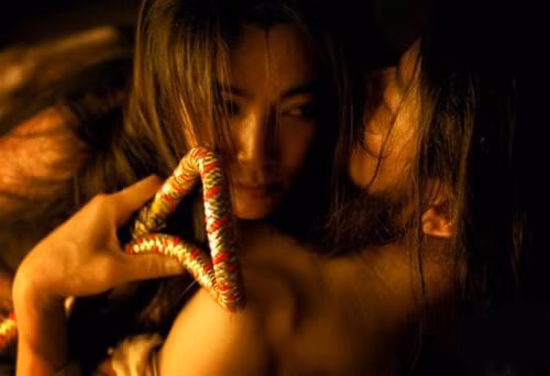 Trước khi quay bộ phim “Phong Thanh”, Lý Băng Băng luôn đóng những hình ảnh tự nhiên, lành mạnh. Tuy nhiên, lần đầu tiên đóng cảnh nóng kéo dài 13 phút trước ống kính thì Lý Băng Băng đã phải trải qua nỗi đau khổ như xé da xé thịt, đáng tiếc là khi bộ phim được công chiếu thì lại bị cắt xuống chỉ còn 4 phút.