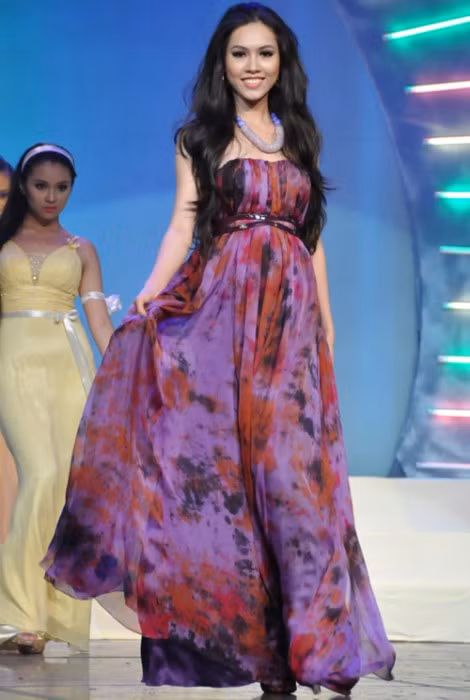 Khi Hoàng My đăng quang ngôi vị Á hậu 1 cuộc thi Hoa hậu Việt Nam 2010, cô không nhận được nhiều sự đồng tình của dư luận, có không ít ý kiến cho rằng Vũ Hoàng My… kém xinh, bởi cái miệng rộng và hàm răng hơi thô mỗi khi cô cười. Bài bình luận đã đăng: Cao 1m75 ‘cộng’ ngôi Á hậu, Hoàng My sẽ làm nên chuyện tại BNHV? Ẩn số thú vị nhất Bước nhảy Hoàn vũ 2012: Vân Trang! Ngắm đôi chân "nuột nà" sẽ tạo nên ẩn số Vân Trang tại BNHV Vì sao Minh Hằng 90% thắng - hãy 'hỏi' đường cong của cô ấy! Bước nhảy hoàn vũ: Minh Hằng, 90% và 'quy luật' không lặp lại