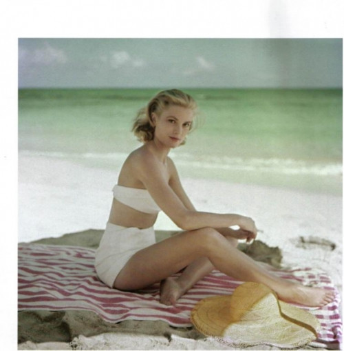 Grace Kelly (1929-1982), nữ diễn viên Mỹ, nhưng tháng 4 năm 1956, kết hôn với Hoàng tử Monaco Rainier III và thường được gọi là Công chúa Grace. Tháng 6 năm 1999, Viện phim Mỹ xếp cô hạng 13 trong danh sách nữ ngôi sao hàng đầu của điện ảnh Mỹ. Các bộ phim nổi tiếng cô tham gia có Mogambo (1953), Rear Window (1954),The Country Girl (1954),... Grace Kelly (1929-1982), nữ diễn viên Mỹ, nhưng tháng 4 năm 1956, kết hôn với Hoàng tử Monaco Rainier III và thường được gọi là Công chúa Grace. Tháng 6 năm 1999, Viện phim Mỹ xếp cô hạng 13 trong danh sách nữ ngôi sao hàng đầu của điện ảnh Mỹ. Các bộ phim nổi tiếng cô tham gia có Mogambo (1953), Rear Window (1954),The Country Girl (1954),...