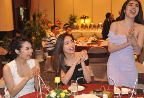 "Ôi đồ ăn ra rồi, đã mấy tuần nay em cố nhịn ăn thịt, để diện vừa cái váy tối nay"