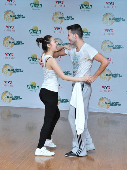 Minh Hằng tham gia Bước nhảy Hoàn vũ 2011 chỉ với tư cách khách mời, nhưng khi đó cô cũng đã rất tích cực tập luyện. Xem thêm: Bước nhảy hoàn vũ: Minh Hằng, 90% và 'quy luật' không lặp lại / Bước nhảy Hoàn vũ: 5 mỹ nhân so vẻ gợi cảm / Nam Thành bế bổng nữ vũ công nước ngoài / Bước nhảy Hoàn vũ 2012 công bố hình ảnh 10 cặp thí sinh Minh Hằng tham gia Bước nhảy Hoàn vũ 2011 chỉ với tư cách khách mời, nhưng khi đó cô cũng đã rất tích cực tập luyện. Xem thêm: Bước nhảy hoàn vũ: Minh Hằng, 90% và 'quy luật' không lặp lại / Bước nhảy Hoàn vũ: 5 mỹ nhân so vẻ gợi cảm / Nam Thành bế bổng nữ vũ công nước ngoài / Bước nhảy Hoàn vũ 2012 công bố hình ảnh 10 cặp thí sinh