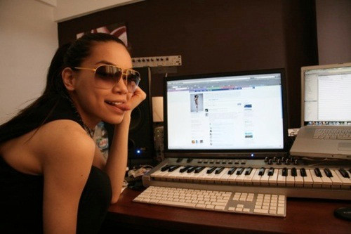 Người đẹp, đến... cái lưỡi cũng đẹp, tội gì không khoe?!? Người đẹp, đến... cái lưỡi cũng đẹp, tội gì không khoe?!?