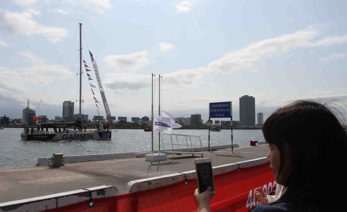 Người dân đứng trên bờ chào đón các đội thuyền đến Đà Nẵng. Ảnh: Thùy Linh Người dân đứng trên bờ chào đón các đội thuyền đến Đà Nẵng. Ảnh: Thùy Linh