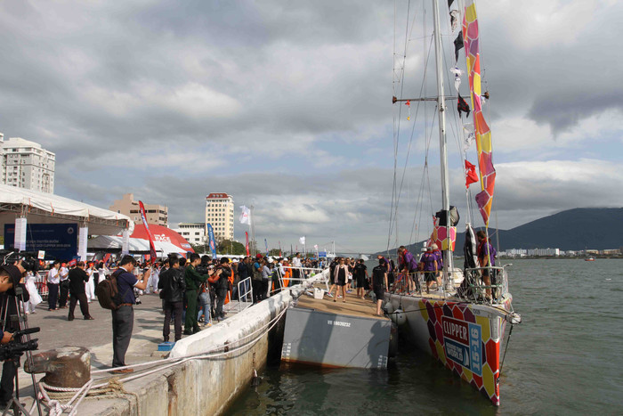 Thuyền đội Derry Londonderry Doire cập cảng Sông Hàn đầu tiên vào sáng 17/2. Ảnh: Thùy Linh Thuyền đội Derry Londonderry Doire cập cảng Sông Hàn đầu tiên vào sáng 17/2. Ảnh: Thùy Linh