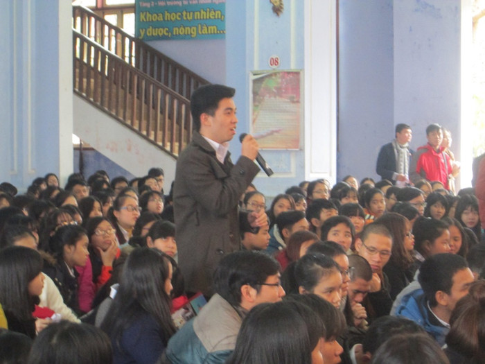 Bạn Nguyễn Ngọc Duy Anh, trường THPT chuyên Quốc học Huế đưa ra câu hỏi cho ban tư vấn. Ảnh: L.Chung Bạn Nguyễn Ngọc Duy Anh, trường THPT chuyên Quốc học Huế đưa ra câu hỏi cho ban tư vấn. Ảnh: L.Chung