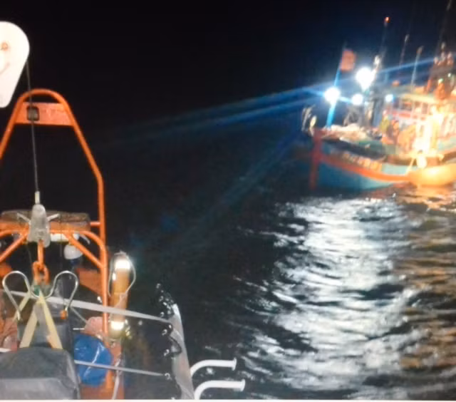 Đến 02h20 ngày 14/02 tiếp cận tàu bị nạn, triển khai nghiệp vụ chuyển các thuyền viên tàu bị nạn sang tàu SAR 274. Ảnh Trung tâm II