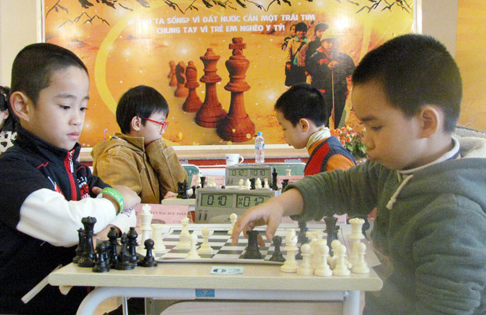Đầu cờ vua quyên góp tiền ủng hộc cho trẻ em nghèo