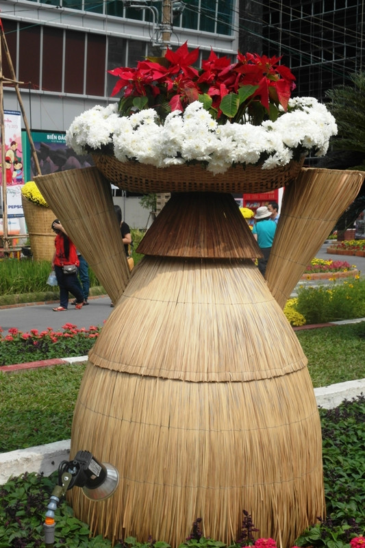 Hoa trạng nguyên nằm trong rổ, rá.... Hoa trạng nguyên nằm trong rổ, rá....