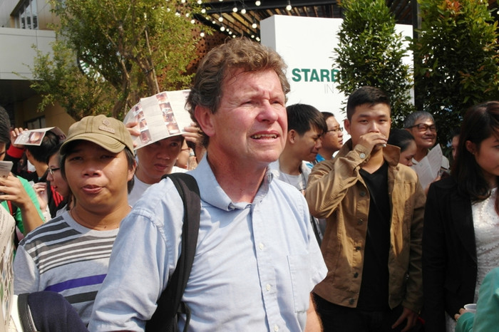 Vị khách nước ngoài này tỏ vẻ mệt mỏi. Ông đã đứng xếp hàng rất lâu. Vị khách nước ngoài này tỏ vẻ mệt mỏi. Ông đã đứng xếp hàng rất lâu.