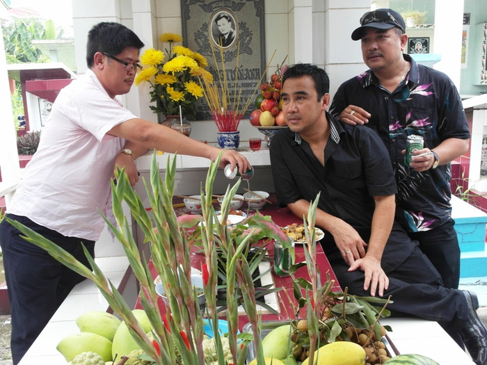 Phước Sang, Quyền Linh, Lê Tuấn Anh bên mộ của người bạn thân Lê Công Tuấn Anh, nhân ngày giỗ của diễn viên tài hoa này. Phước Sang, Quyền Linh, Lê Tuấn Anh bên mộ của người bạn thân Lê Công Tuấn Anh, nhân ngày giỗ của diễn viên tài hoa này.