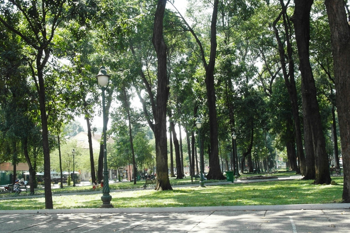 Công viên 30/4 không một bóng người. Ngày thường, nơi đây nổi tiếng đông vui, náo nhiệt với "thương hiệu" cà phê "bệt". Công viên 30/4 không một bóng người. Ngày thường, nơi đây nổi tiếng đông vui, náo nhiệt với "thương hiệu" cà phê "bệt".