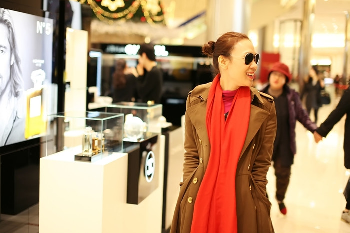 Sau những phút quay album vất vả, "hoạ mi tóc nâu" đã xúng xính dạo phố Seoul. Sau những phút quay album vất vả, "hoạ mi tóc nâu" đã xúng xính dạo phố Seoul.