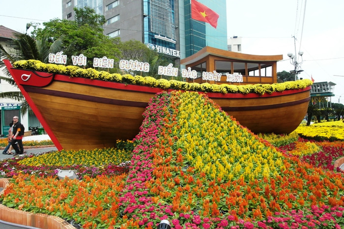 Khu vực "biển, đảo" - Nét mới lạ của vườn hoa năm nay. Chiếc thuyền hoa với dòng chữ: "Đến với biển đảo ngày xuân", nhắc nhở người thành phố hướng về Trường Sa, Hoàng Sa thiêng liêng của tổ quốc. Khu vực "biển, đảo" - Nét mới lạ của vườn hoa năm nay. Chiếc thuyền hoa với dòng chữ: "Đến với biển đảo ngày xuân", nhắc nhở người thành phố hướng về Trường Sa, Hoàng Sa thiêng liêng của tổ quốc.